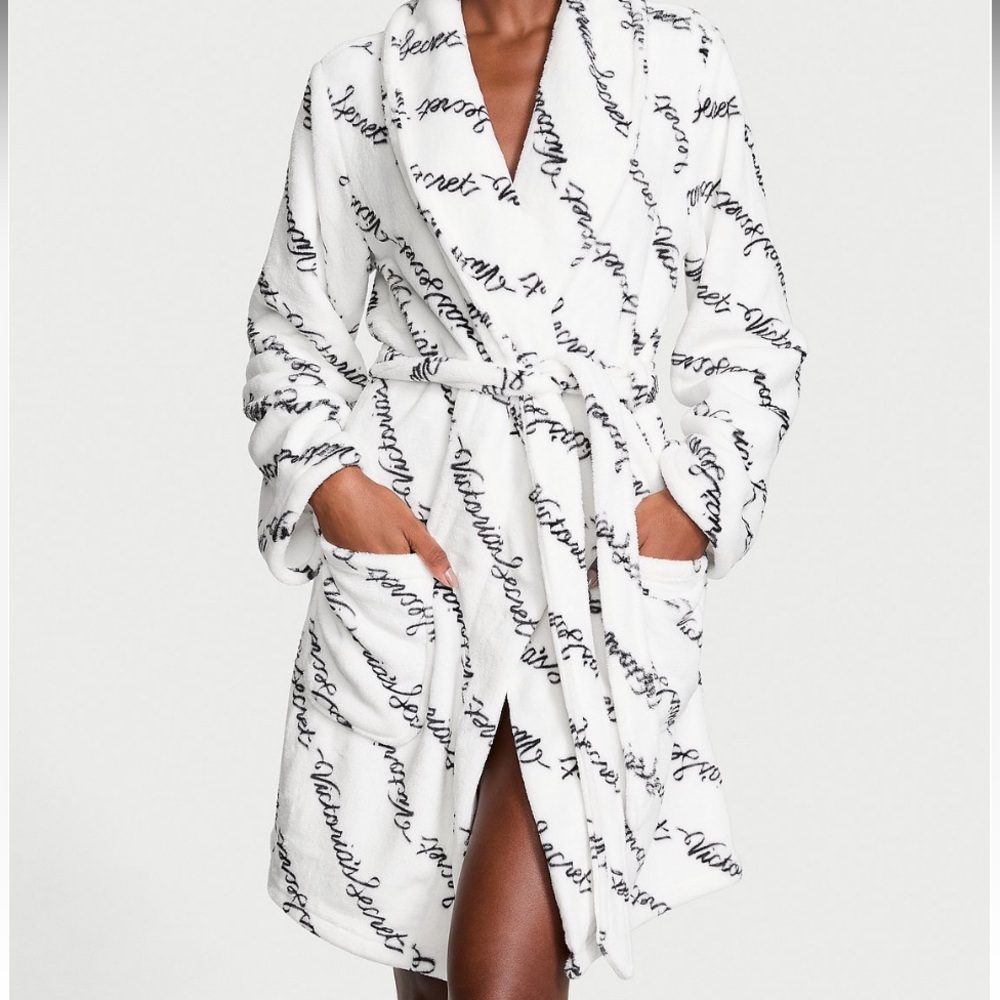 New Victoria’s Secret short Cozy Robe Size S/XS white and black, Plush robe